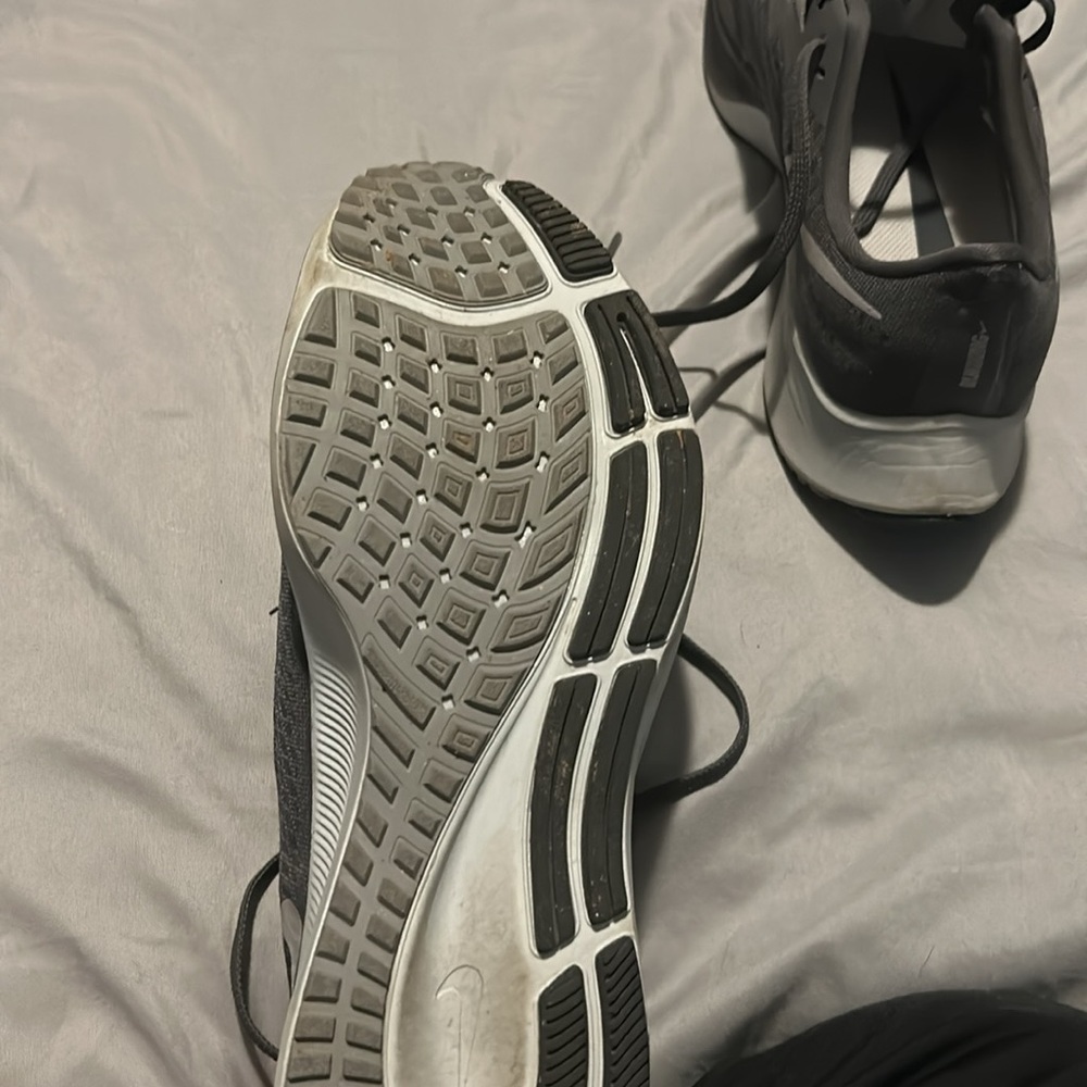 Gray Streamlined Athletic Shoes With Cushioned So… - image 4